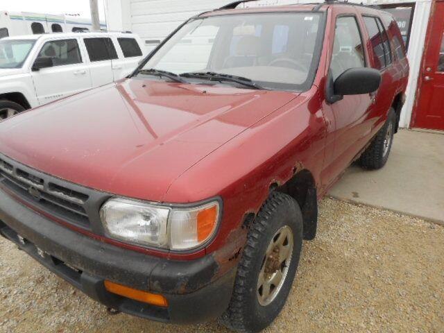 The 1996 Nissan Pathfinder XE 4dr 4WD SUV